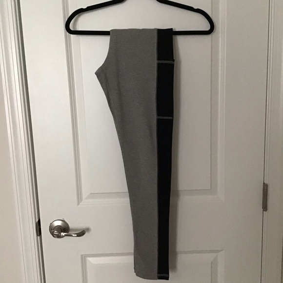 Black and Grey Leggings w/ Pocket - Picture 1 of 1